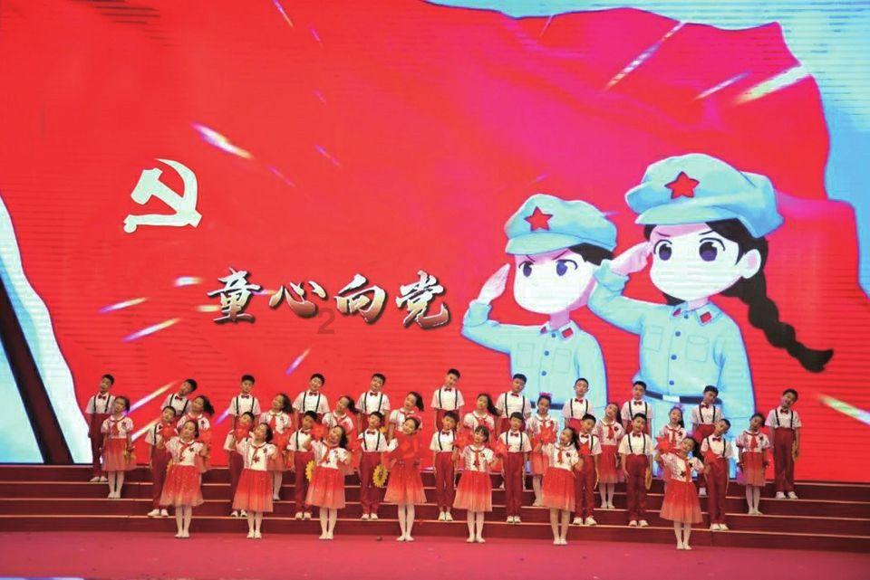 萌娃非常享受别人摸头，一副很享受的样子，让人忍不住笑出声